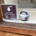 純手打ち だるま - 製麺室に飾られただるま