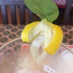 インド料理 パリワル - レモンの皮がなんかオシャレなことになってます(バイマックルーもオシャレさを演出)