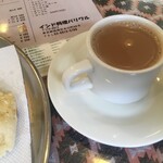 インド料理 パリワル - ガーリッククルチャとホットマサラティー(¥450)