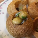 インド料理 パリワル - チャナサラダのひよこ豆を詰め込んでみる(これも旨い!)