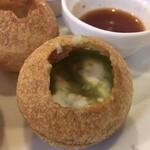 インド料理 パリワル - 付属のパニプリ汁、タマリンドソース、ヨーグルトを球体に入れて食べます(クセになる美味しさ!)