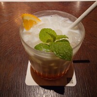THE CONDER HOUSE - ◯日向夏ラッシー
                濃厚さは氷で薄まってくるにつれ、ほんのりと甘みある
                ヨーグルトドリンクみたいな味わいになってきた
                
                日向夏を絞ると柑橘の爽やかな味わいが乗り
                また違った美味しさとなった