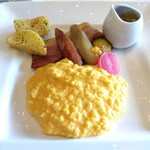 ボーセジュール - スクランブルエッグ　トリュフ入りデミグラスソース　サイドミート　温野菜