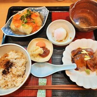 高麗橋桜花 - 内容充実で豪華！日替わりおかずのロールキャベツに鮮魚のヅケと温泉たまご、お出汁付き、鮮魚のだし茶漬けセット1,300円