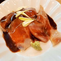 高麗橋桜花 - 鮮魚のヅケはヨコワとハマチ、トロリとまろやかな特製ダレに漬け込まれこっくり濃厚♪そのままご飯に乗せてもだし茶漬けにも