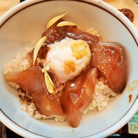 高麗橋桜花 - ご飯の上に甘味とコクのある特製ダレがからんだ鮮魚のヅケや、温泉卵を乗せおだしをかけだし茶漬けに