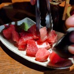 日本酒と個室居酒屋 まぐろ奉行とかに代官 - まぐろブツ一皿山盛り放題