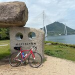 岡哲商店 - 鳴き竜がある多々羅大橋を背景にして！