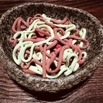 MAZ - 熱帯雨林のジャングル－アサイとアボカドとベリーのデザート、シナモンとアーモンドが効いてるタルト、べりーの粉がまぶされていて、酸味とアボカドのまろやかさがいいマッチング