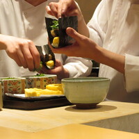 銀座 しのはら - 料理人のお弟子さんたちが仕上げる