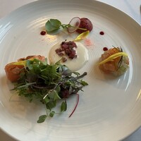 ルアン 神戸迎賓館 - 神鍋清流サーモンのミ・キュイとタルタル　梅の香りを添えたラヴィゴット