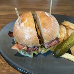 IVY PLACE - コルビージャックチーズバーガー ベーコンのグリルとオニオンペッパーソース