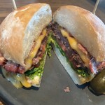 IVY PLACE - コルビージャックチーズバーガー ベーコンのグリルとオニオンペッパーソース