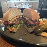 IVY PLACE - コルビージャックチーズバーガー ベーコンのグリルとオニオンペッパーソース