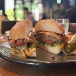 IVY PLACE - コルビージャックチーズバーガー ベーコンのグリルとオニオンペッパーソース