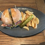 IVY PLACE - コルビージャックチーズバーガー ベーコンのグリルとオニオンペッパーソース