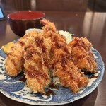 お食事処　萬揚げとん福天 - 卓上ソースをどば〜❗️