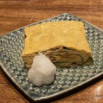 しおて - 桜海老と三つ葉の出汁巻き（半分に切って出してもらったもの）