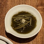 しおて - お通し（もずく酢と潤菜）