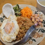 CHALO - ナシゴレン1,000円✨5月下旬の週替わりメニュー♪ピリ辛のインドネシア風チャーハン。フライドエッグが半熟でいい仕事！サクサクのえびせんやに副菜も最高です。