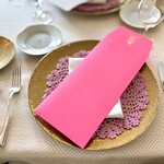 SALONE TOKYO - 奥の席にはピンクのメニューケース､通路側の席は白いです。