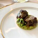 SALONE TOKYO - メイン）高原黒牛の頬肉を煮込んだストゥファート｡大麦とグリンピースをリゾットと炊き込んだもの｡スナップエンドウ､ローズマリーオイルを香り付けに。