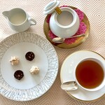 SALONE TOKYO - 食後の飲み物と小菓子）サラミ・ディ・ショコラータという､断面がサラミに似ているので名付けられたお菓子｡柔らか｡ラム酒の香りもいい｡ブルッテｨマブオーニというヘーゼルナッツを使ったお菓子はサクサク｡