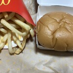 マクドナルド - 料理写真:フィレオフィッシュバーガーとポテト。