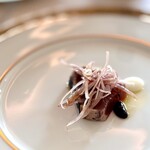 SALONE TOKYO - 冷たい前菜）もちもちした食感が特徴のもち鰹｡上には､エシャロット､フランボワーズをビネガーで和えています。甘酸っぱくてシャキシャキして美味しい｡白いのはヤギのチーズで、手前がカシスピューレです。