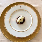 SALONE TOKYO - ドルチェ）エシャロットをワインで煮たあと､キャラメリゼをします。下には､クロスタータというパイ､上にはレモンタイムをふんだんに使ったジェラートです。