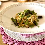 SALONE TOKYO - パスタ）アサリのお出汁にピスタチオを合わせ､アサリとグリーンアスパラ､アクセントにスペアミント｡爽やかな初夏らしさを感じる味｡