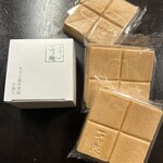 一幸庵 - 皮も個包装。紙箱に餡子が3つです。