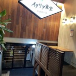 イタリア食堂BiBBER - お店は半地下のような場所です