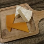 イタリア食堂BiBBER - お通しは選べるチーズ2種