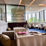 SALONE TOKYO - 昼間は明るくてピンクが際立ちます。