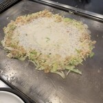 お好み焼 鉄板焼 徳川 - もんじゃ焼きの調理過程。土手の中に出汁が注がれたあたりです。