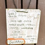 カフェグラ - 外壁に吊るされたメニュー
      お値段なんと300円