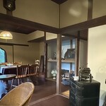 カフェグラ - 店内は古民家らしい風情を残した造り
