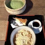カフェグラ - わらび餅に抹茶のセット（300円）
                                ブルーベリーのチーズケーキが付いてました！