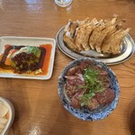 ひとくち餃子の頂 - 焼き餃子　アボカドラー油、漬けまぐろ