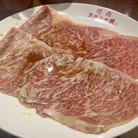 焼肉 スタミナ苑 - 名前を忘れましたが、薄くて大きなロースをサッと炙って卵に絡めて食べるヤツ
