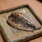 鮨 しばかつ - "大眼靑眼魚（めひかり、=あをめえそ）"