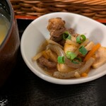 前田亭 - 小鉢の肉も柔らか〜旨い