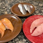 廻鮮寿司かね喜 - サーモン、中とろ、光り物