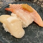 廻鮮寿司かね喜 牛久店 - 海鮮三貫(ホタテ、甘エビ、とろサーモン)