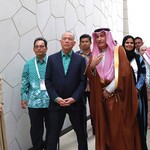 IRTHレストラン - 左：インドネシアの要人。右：ガーズィー・ファイサル・サイード・ビンザグル駐日サウジアラビア王国大使