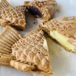 たいやき わらしべ - 奥がつぶあん220円、手前がカスタード240円