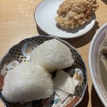 煮干しのビリー - おにぎり2ヶ250円･塩唐揚げ150円