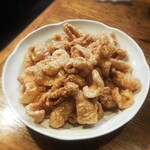 フィリピンレストラン イポイポ - チッチャロンバブイ（1200円）豚皮のパリパリ揚げ