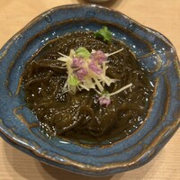 sushi AKEBONO - 宮古島産もずく、針生姜と紫蘇の花を乗せて、やはり沖縄のもずくは食感が最高にいい